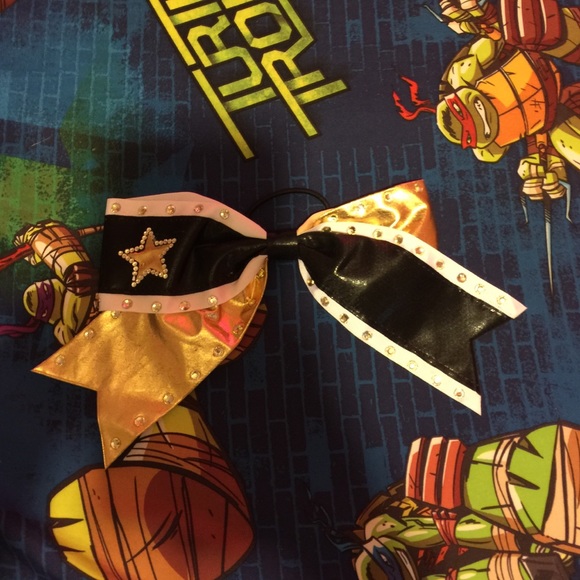 A bow that had never been worn!