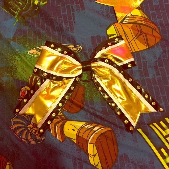 A BOW! It's black and gold and outlined in white:)
