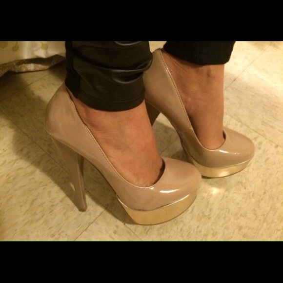 Steve Madden nude shoes 6