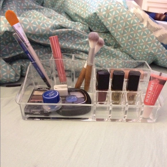 make up holder for Yvonne! HOLD