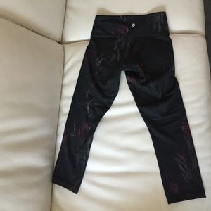 Lululemon black floral wunder under crop 4