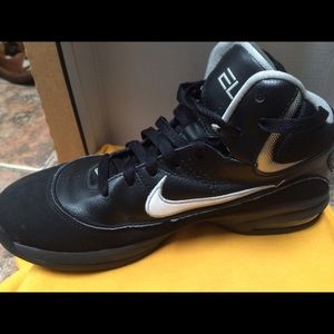 Nike air max men's basketball shoe final price !