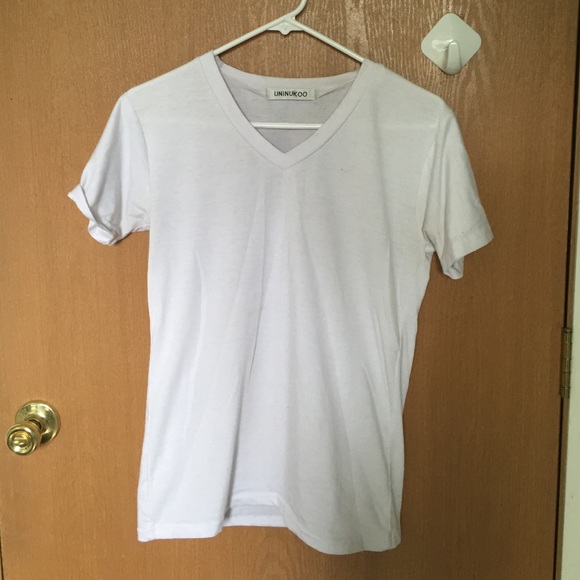 💥SOLD💥 White v neck tee