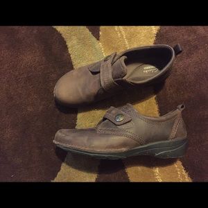 Women's Clarks brown leather shoes size 8