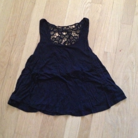 Great flowy blank tank top with lace flower back