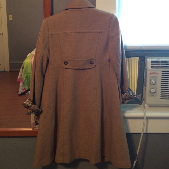 Long tan fancy coat - Picture 2 of 4