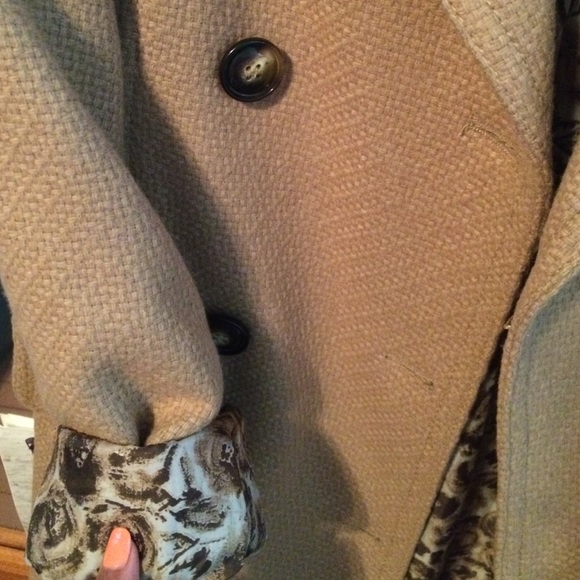 Long tan fancy coat - Picture 4 of 4