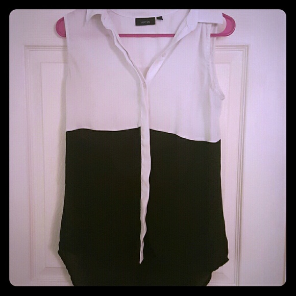 ❌SOLD❌ BLACK and White Top