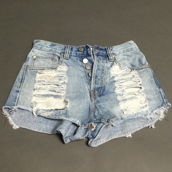 🎀 Mink Pink Denim High Waisted Shorts 🎀 - Picture 1 of 4