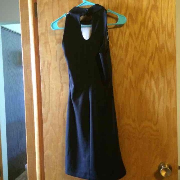 Size small - Picture 2 of 2