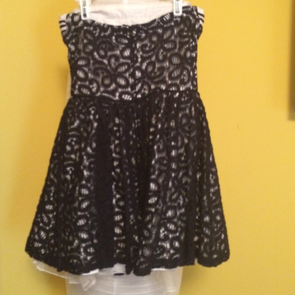 Black and white strapless dress - Picture 3 of 4