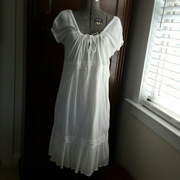 GAP feminine white boho dress with lace detail