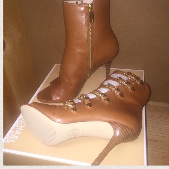 Michael Kors Cassie leather heel. Camel color
