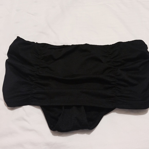 Bathing suit bottom never wore .large.