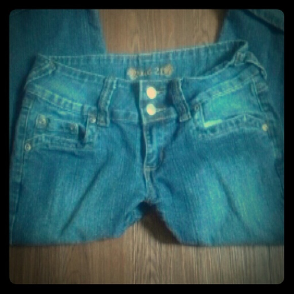 Rue 21 caprise  TRADED