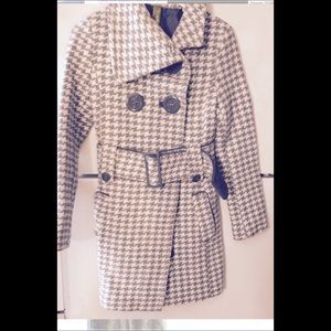 Houndstooth grey and white coat.