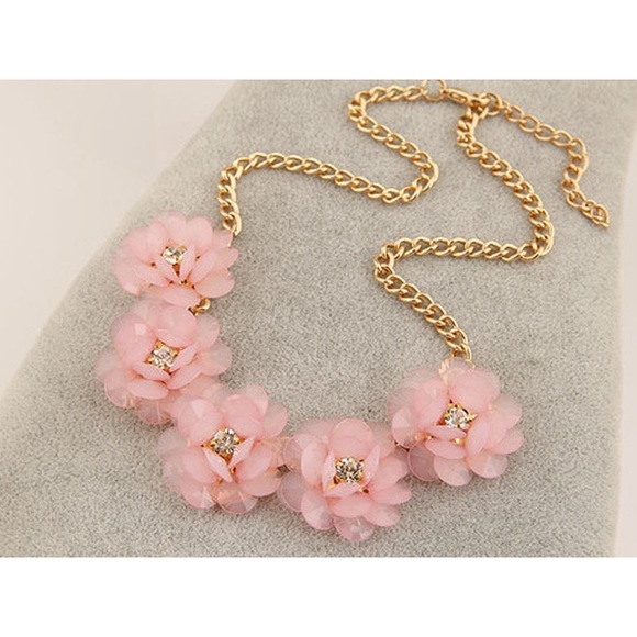 Jewelry - Pink statement necklace