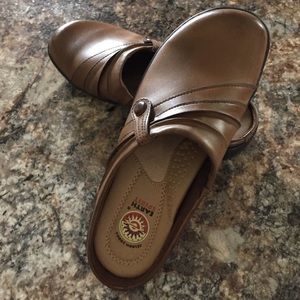 Earth Spirit light brown--7.5--slip on