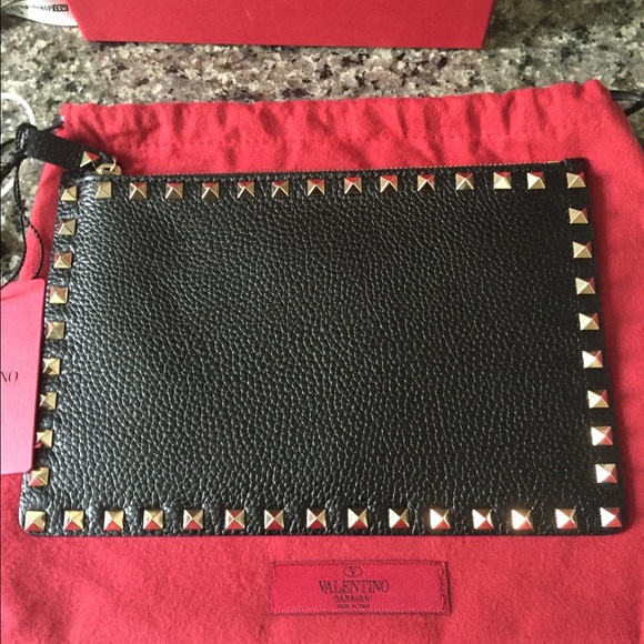 โก๏ธ๐ฅHost Pick๐ฅโก๏ธValentino Rockstud clutch๐. SALE - Picture 2 of 7