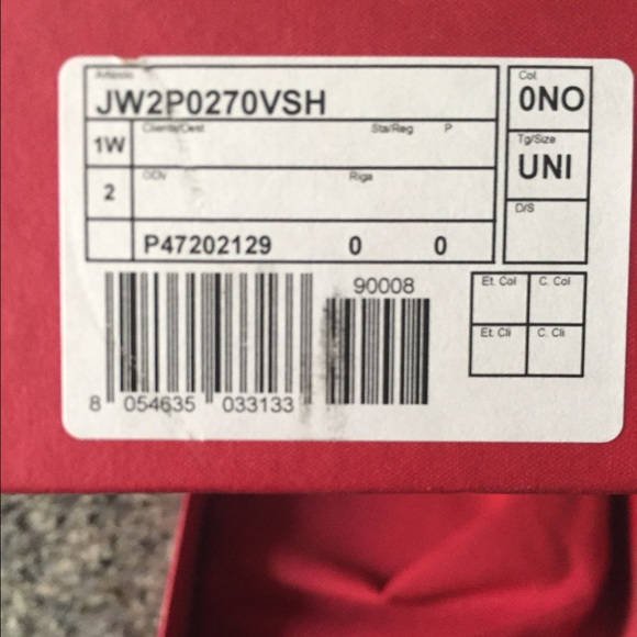 โก๏ธ๐ฅHost Pick๐ฅโก๏ธValentino Rockstud clutch๐. SALE - Picture 3 of 7