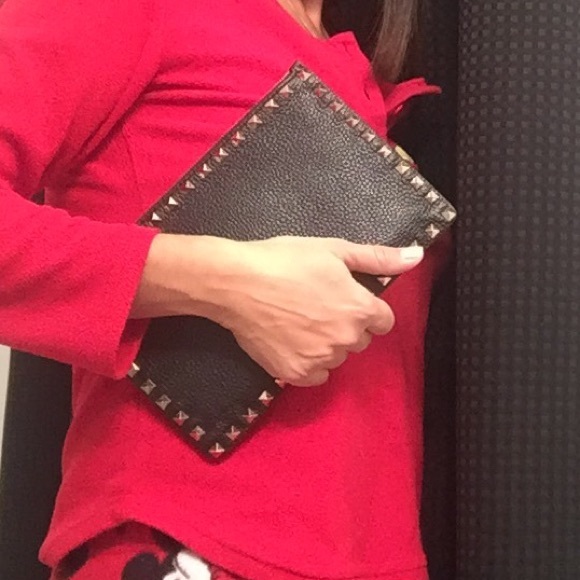 โก๏ธ๐ฅHost Pick๐ฅโก๏ธValentino Rockstud clutch๐. SALE - Picture 4 of 7