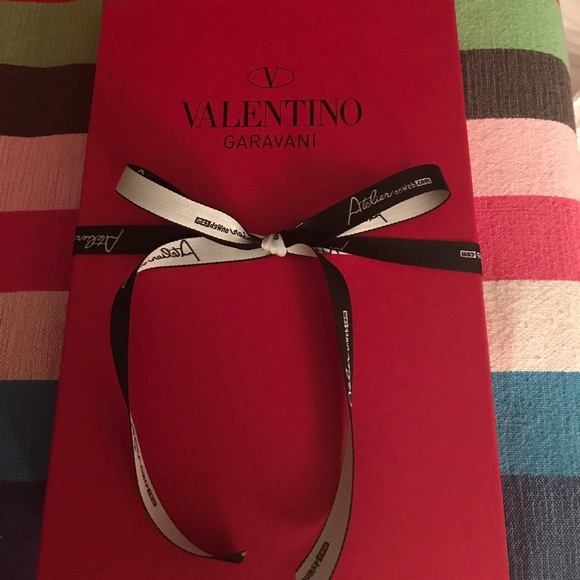 โก๏ธ๐ฅHost Pick๐ฅโก๏ธValentino Rockstud clutch๐. SALE - Picture 5 of 7