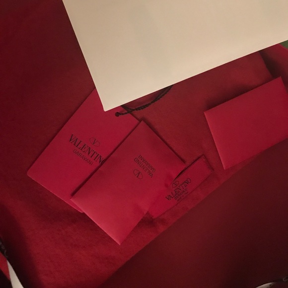 โก๏ธ๐ฅHost Pick๐ฅโก๏ธValentino Rockstud clutch๐. SALE - Picture 6 of 7