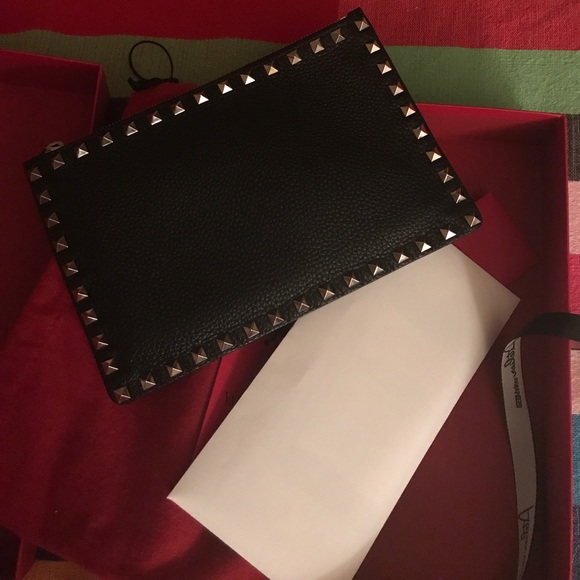 โก๏ธ๐ฅHost Pick๐ฅโก๏ธValentino Rockstud clutch๐. SALE - Picture 7 of 7