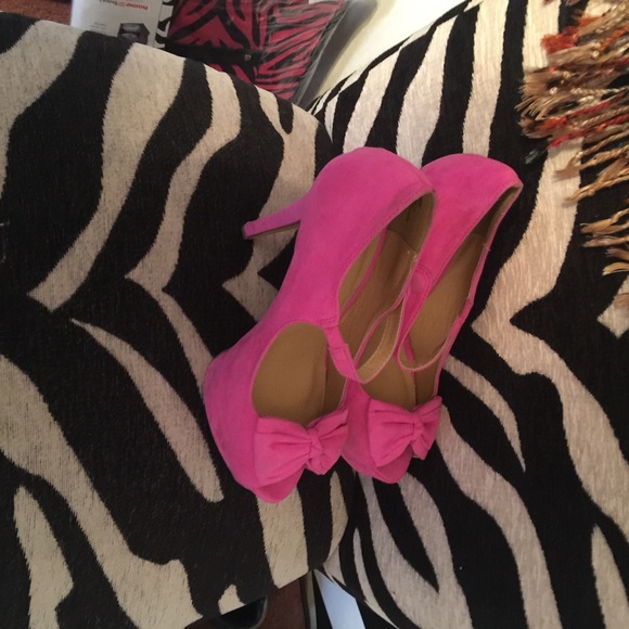 Shoes - Picture 2 of 3