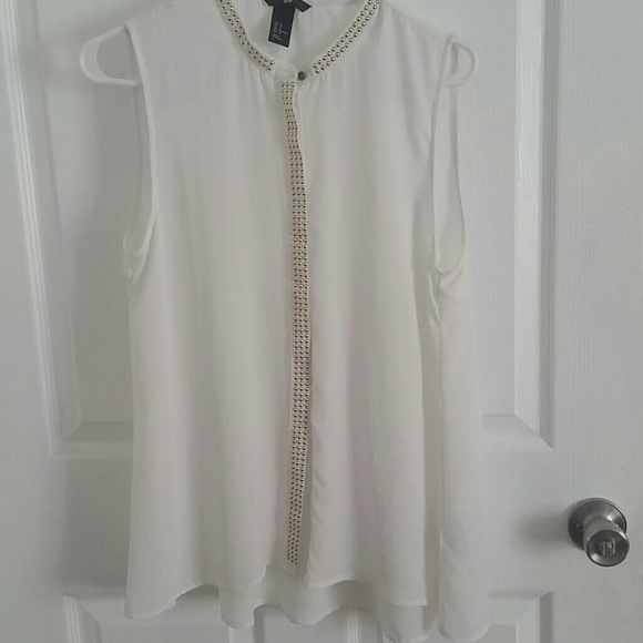 White sleeveless blouse