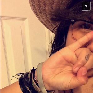 Meet your Posher, Mona