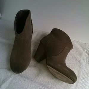 Carlos Santana Taupe Boots 5.5 M euc