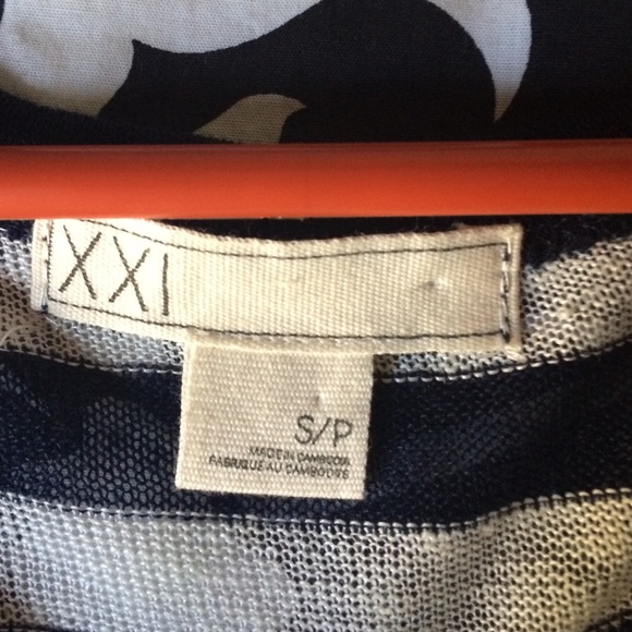 Navy and cream strip short top - Picture 2 of 3