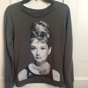 Crew neck sweater of Audrey Hepburn