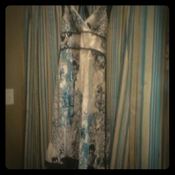 Beautiful around neck dress.