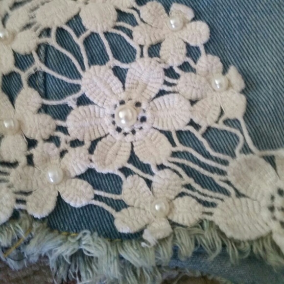 Denim shorts with crochet flowers - Picture 2 of 4