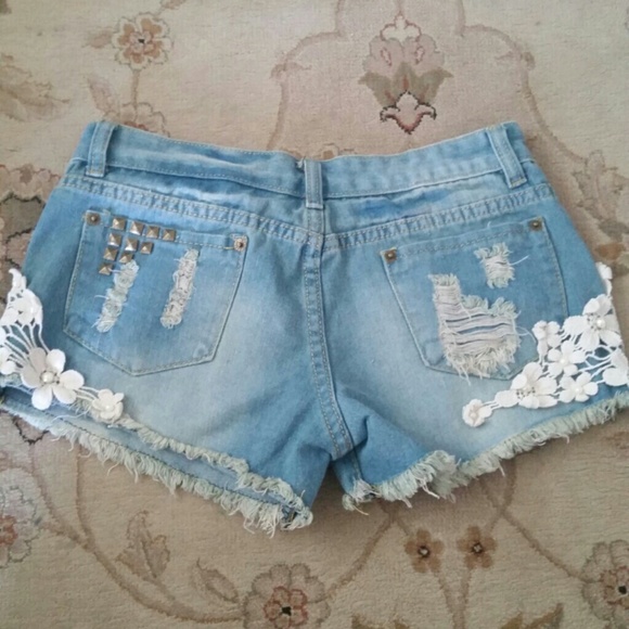 Denim shorts with crochet flowers - Picture 3 of 4
