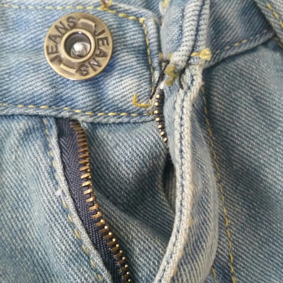 Denim shorts with crochet flowers - Picture 4 of 4