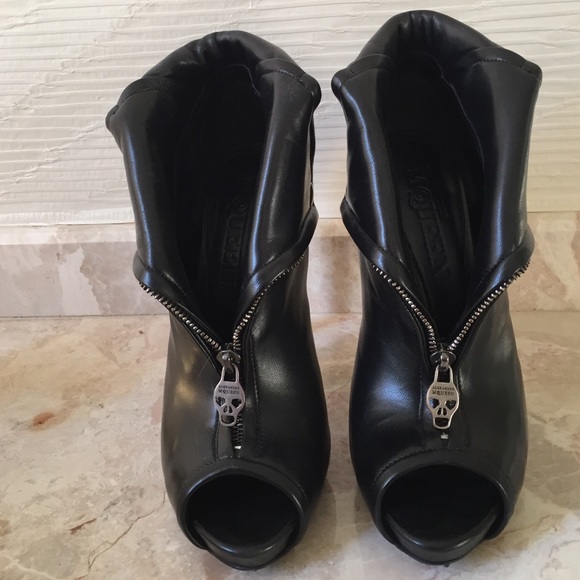 VINTAGE ALEXANDER MCQUEEN HEELS