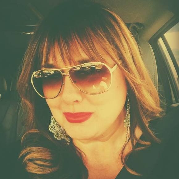 Meet your Posher, Aura