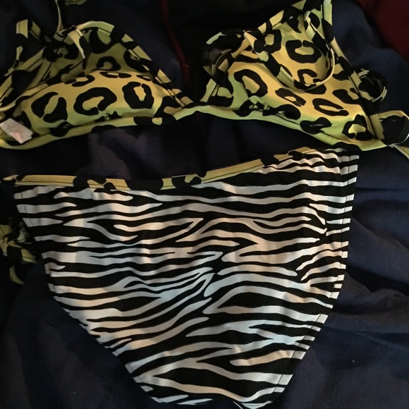 Reversible swimming suit