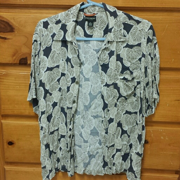 Reunion Hawaiian pattern button up shirt size