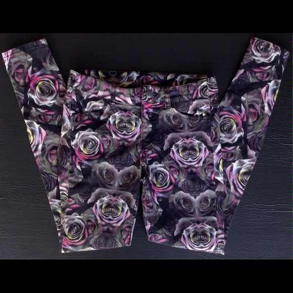 H&M Skinny Jeans - Black With Rose Print