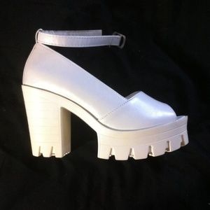 XSOLDXWhite peep toe platform heel sandals