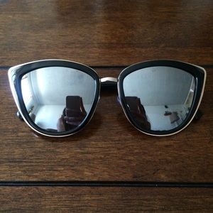 • black & silver mirrored sunnies •