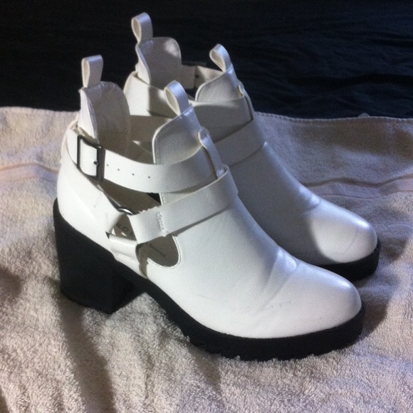 XSOLDXWhite ankle boots