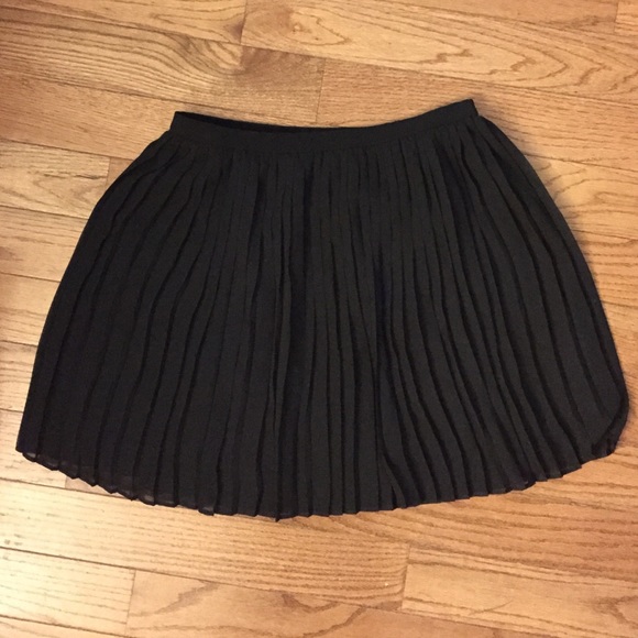 UNIQLO black chiffon pleated mini skirt
