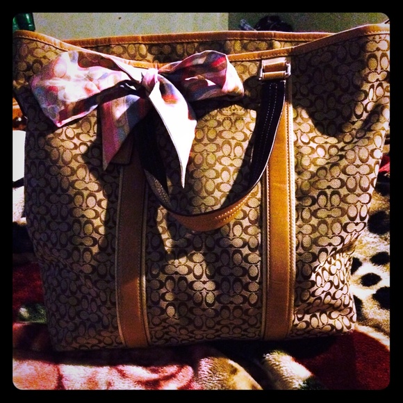 Authentic coach tote. Beautiful large tote