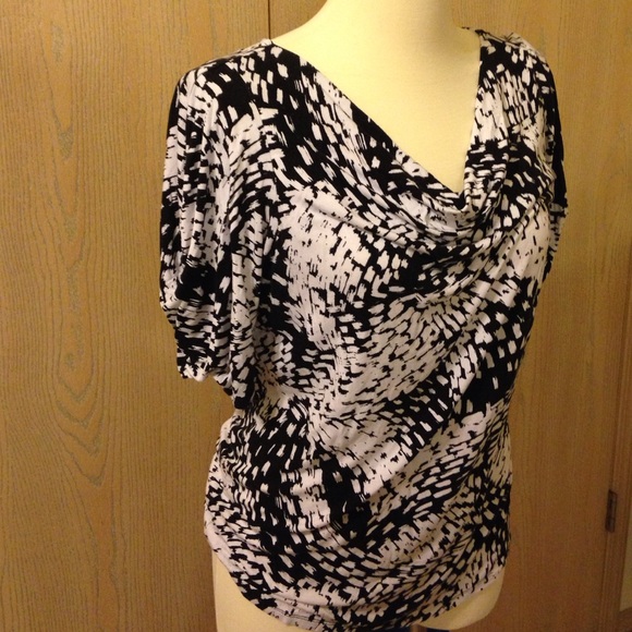 Black and white design top - Picture 3 of 4