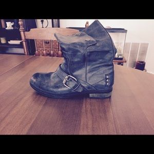 Boots blue distressed